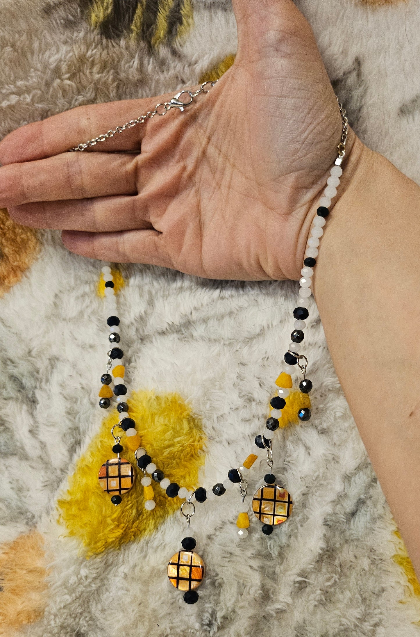 9.5" Checkered Dangly Necklace